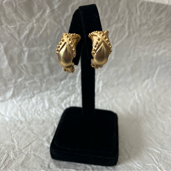 Jewelry - Pair of unmarked retro clip-on gold-tone earrings
